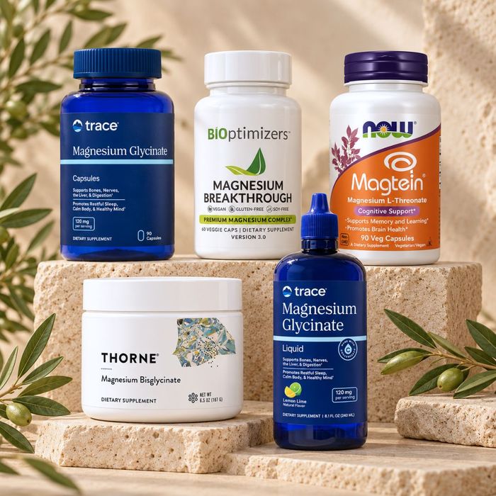 Kosttilskudd med magnesium i kapsler, presentert i et lyst og minimalistisk velværemiljø.