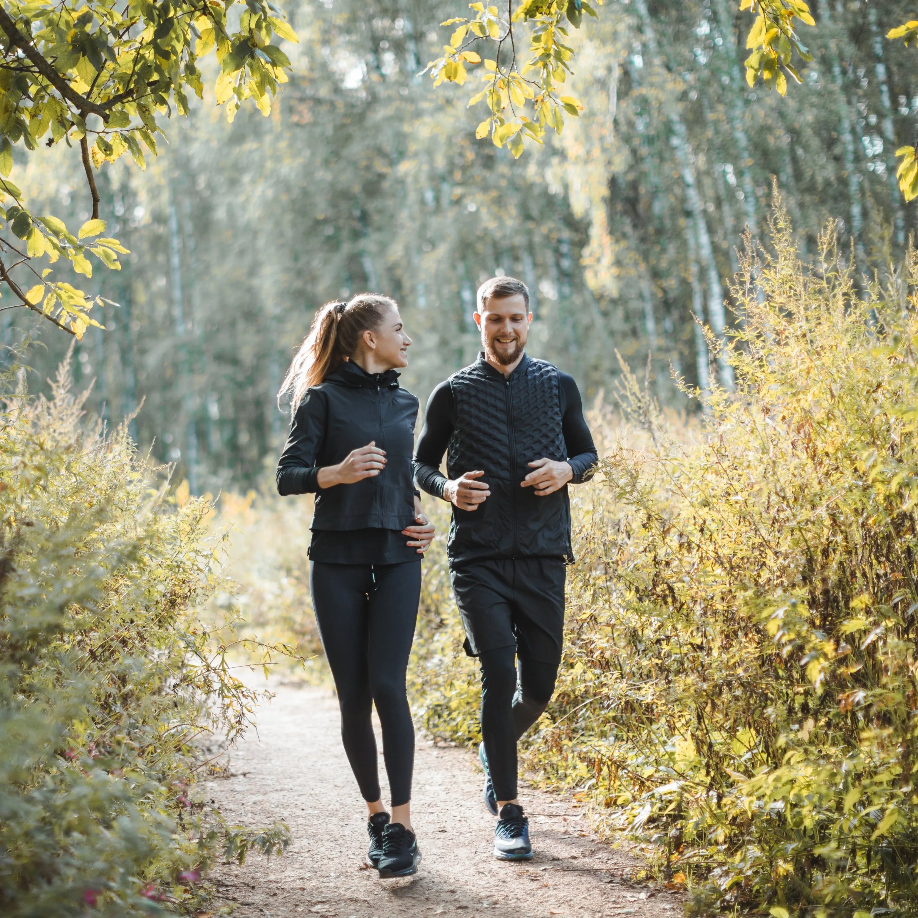 Dame og mann ute på joggetur i høstfarger
