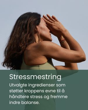 Dame som mediterer under yoga